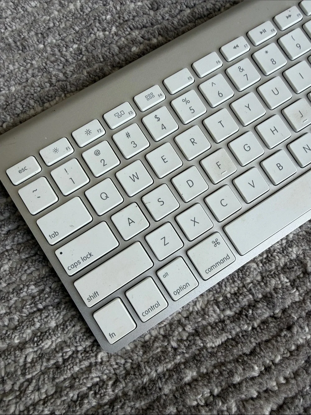 Apple Wireless Aluminum Keyboard in Silver and White model A1314